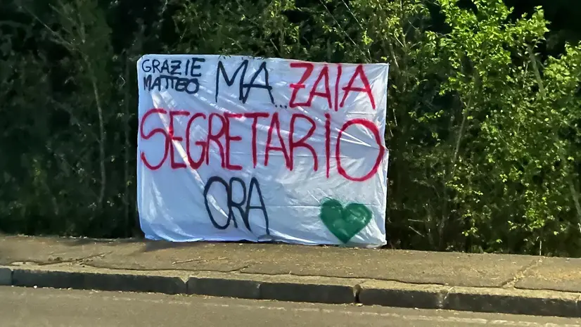Lo striscione apparso in via Oberdan - © www.giornaledibrescia.it