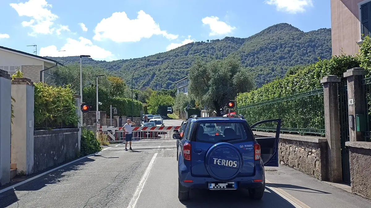 Code al passaggio a livello di Bornato