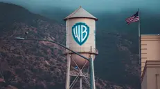 Il logo della Warner Bros su un serbatoio d'acqua negli Stati Uniti