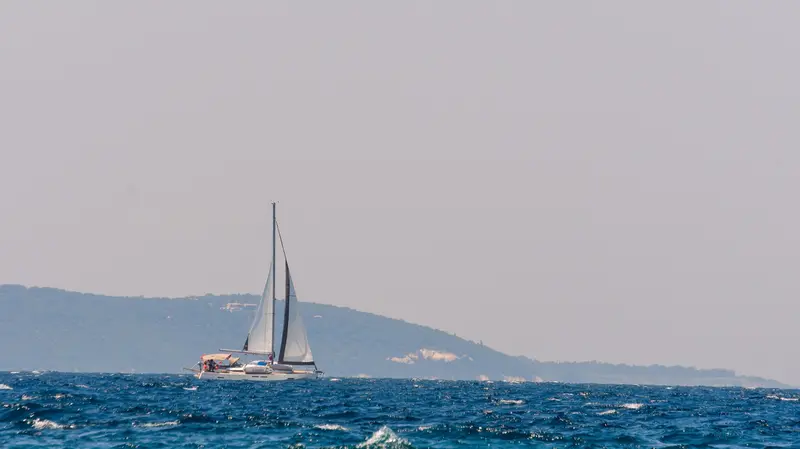La vacanza in barca a vela mette alla prova le amicizie