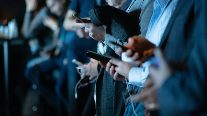 Persone al telefono