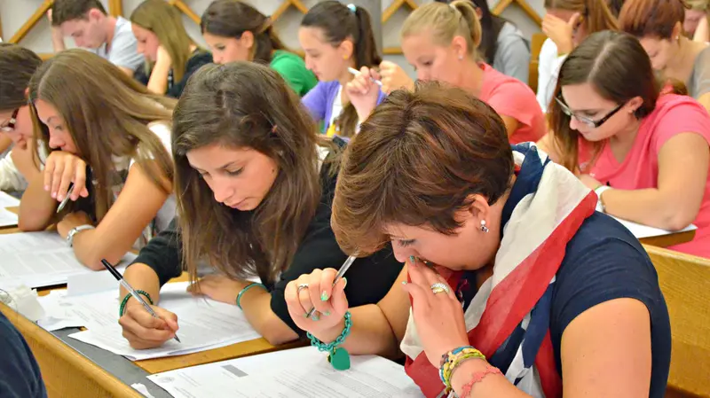 Studenti impegnati in una prova