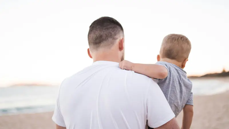 Un padre che abbraccia il proprio figlio