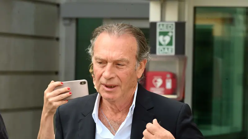 Massimo Cellino all'esterno del tribunale di Brescia