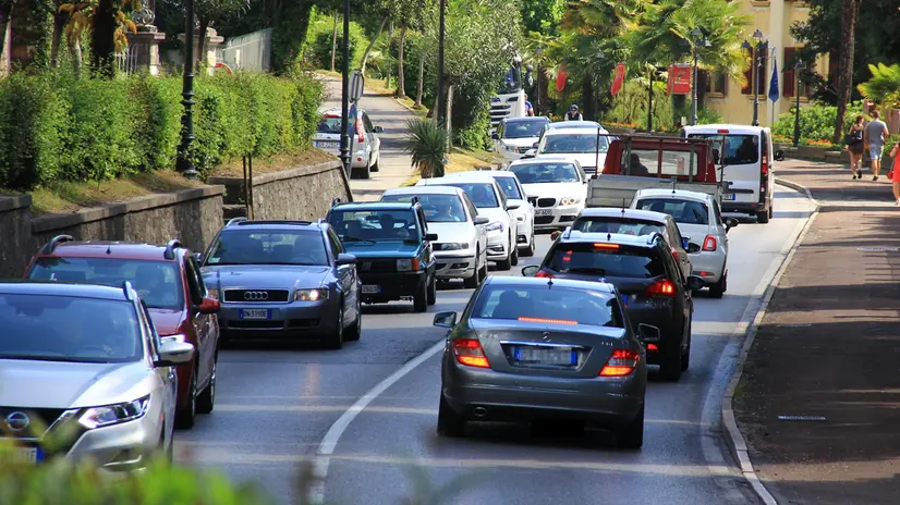 Il traffico a Salò nella stagione del Turismo