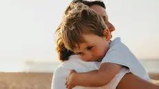 Un bambino abbraccia la sua mamma