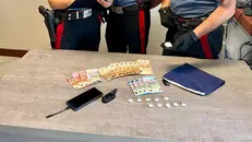 I contanti e la droga recuperati dai carabinieri di Gambara