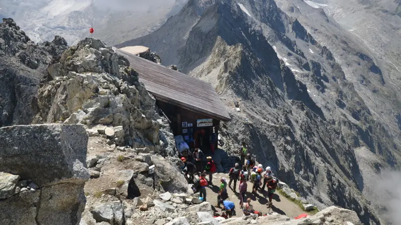Uno scorcio della capanna Faustinelli prima che fosse distrutta dalle fiamme