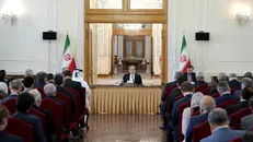 Il ministro degli Esteri iraniano mentre parla durante un incontro con ambasciatori e diplomatici stranieri nella sede del ministero degli Esteri a Teheran il 16 giugno 2026 - Foto Ansa © www.giornaledibrescia.it