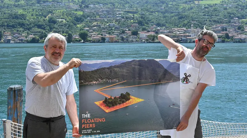I fratelli Carlo e Marino Ziliani con un poster