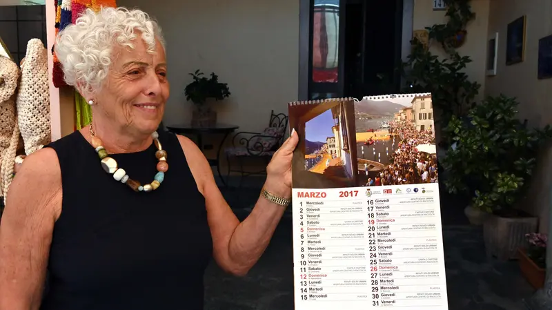 Luisa con la pubblicazione ricordo