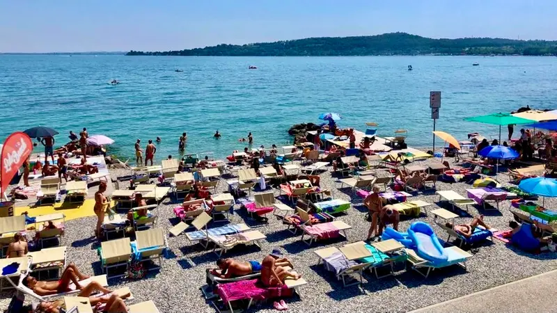 Una spiaggia del lago di Garda - © www.giornaledibrescia.it