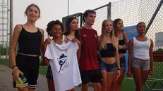 Il cantante con alcune fan a Sirmione la sera prima del suo esame di Maturità - © www.giornaledibrescia.it
