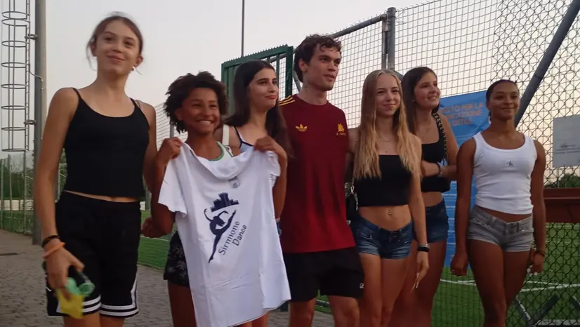 Il cantante con alcune fan a Sirmione la sera prima del suo esame di Maturità - © www.giornaledibrescia.it