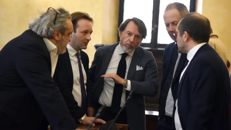 Battagliola, primo da sinistra, durante un consiglio comunale