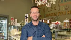 Gabriele Pè nella sua gelateria di Verolanuova