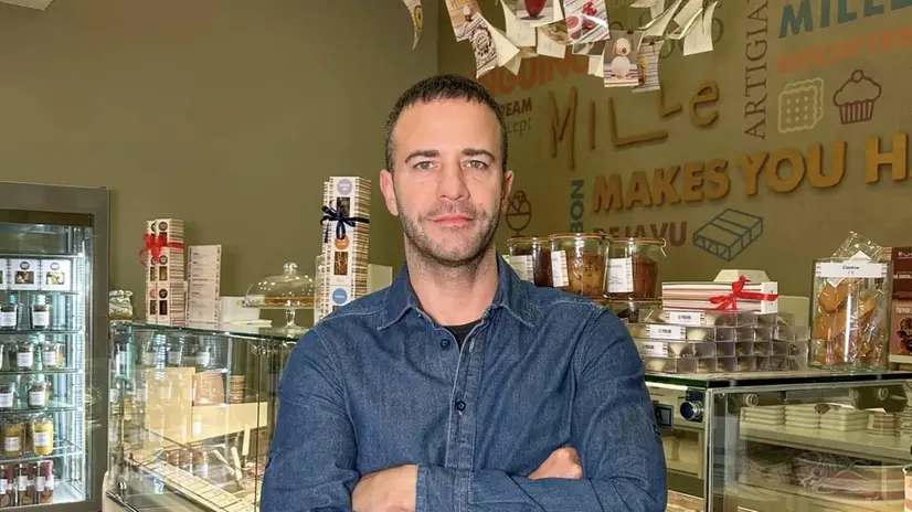 Gabriele Pè nella sua gelateria di Verolanuova