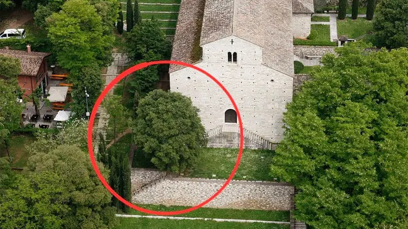 Per alcuni il bagolaro offuscherebbe la vista della facciata della chiesa © www.giornaledibrescia.it