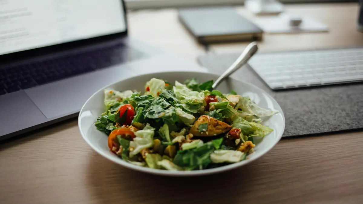 Non la solita insalata: si può mangiare in modo sano e gustoso anche davanti al pc