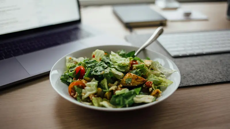 Non la solita insalata: si può mangiare in modo sano e gustoso anche davanti al pc