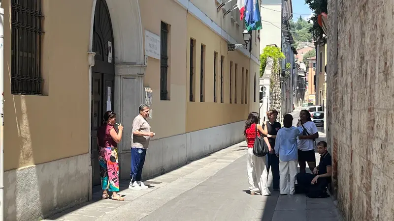 Un capannello di studenti fuori dal Gambara - © www.giornaledibrescia.it