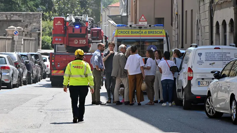 L'intervento dei Vigili del fuoco e dell'ambulanza - Foto Strada-Neg