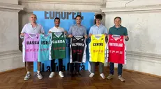 Gli organizzatori con le maglie delle zone - © www.giornaledibrescia.it