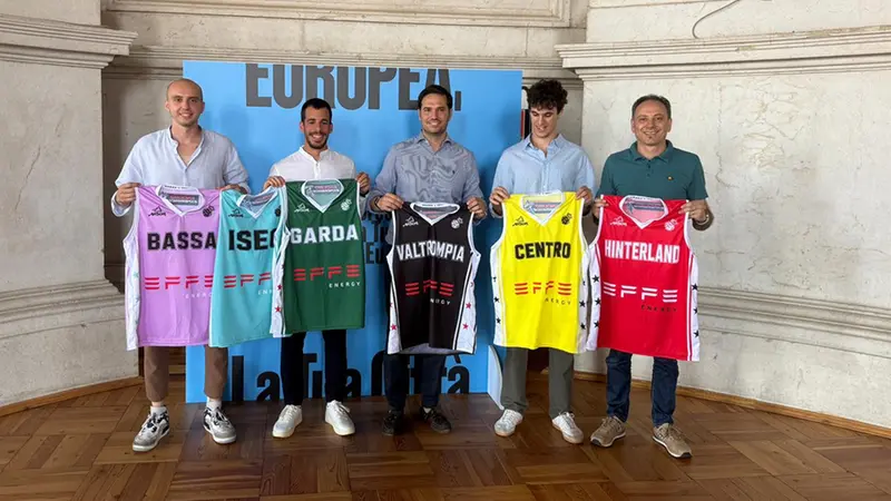 Gli organizzatori con le maglie delle zone - © www.giornaledibrescia.it