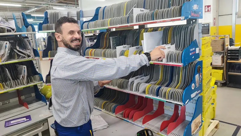 Il postino al lavoro