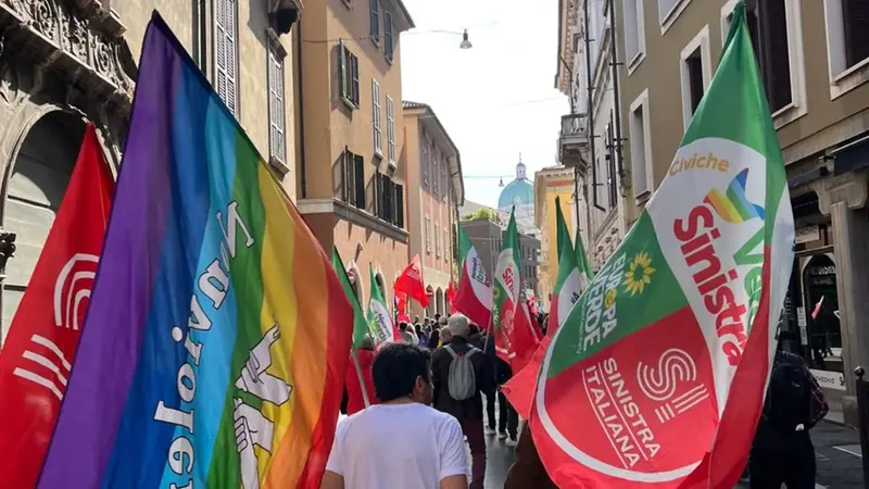 Militanti di Sinistra Italiana-Avs durante una manifestazione