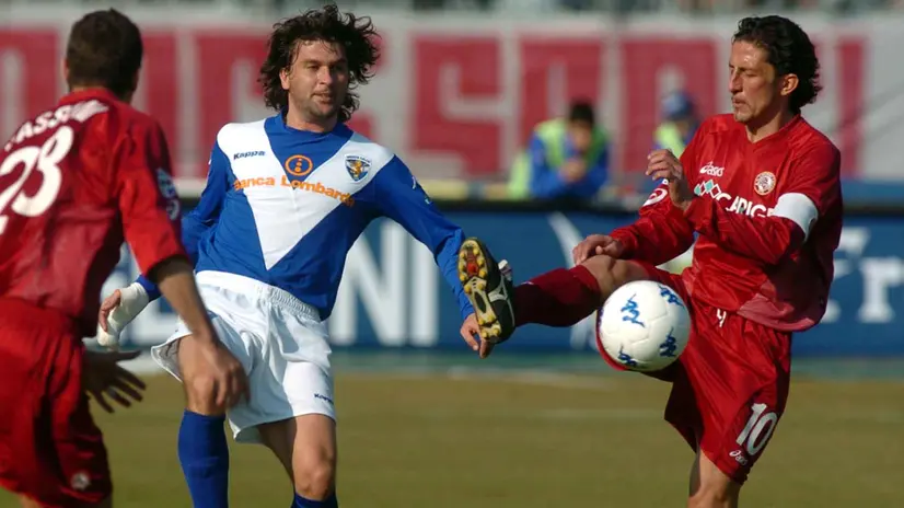 Igor Protti con la maglia del Livorno nel 2005 contro il Brescia
