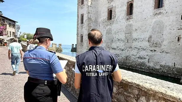 Carabinieri in servizio a Sirmione