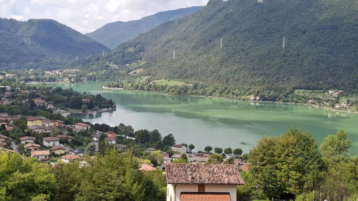 Il lago d'Idro colorato di verde a causa delle alghe lo scorso agosto - © www.giornaledibrescia.it
