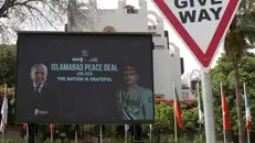 Un cartellone a Islamabad annuncia l'accordo di pace tra Usa e Iran - Foto Ansa © www.giornaledibrescia.it