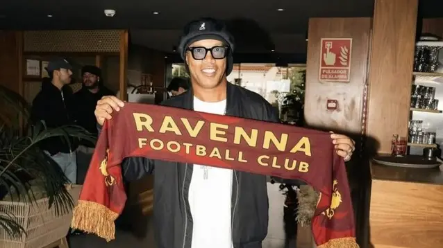 Ronaldinho in una foto di qualche tempo fa con la sciarpa del Ravenna (dai social)