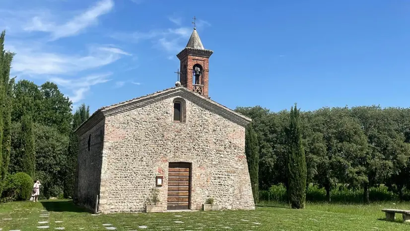 Il piccolo edificio sacro con tetto a capanna e mattoni a vista