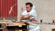 Mario mentre rompe le uova con la sua particolare tecnica