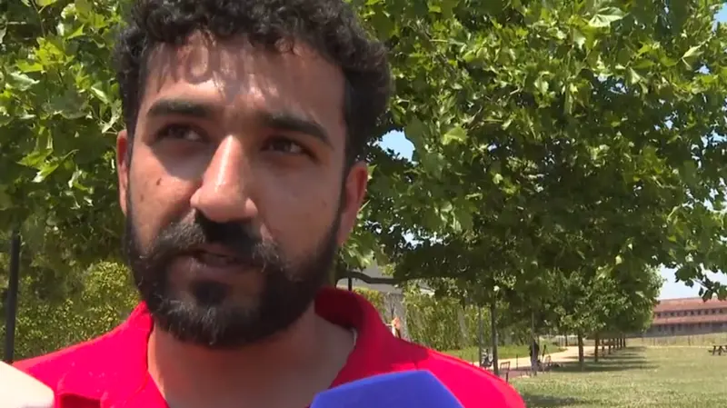 Il giovane papà Aslam Naveed