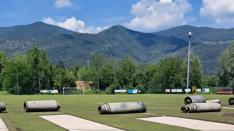 Al lavoro per il nuovo campo da calcio in sintetico - © www.giornaledibrescia.it