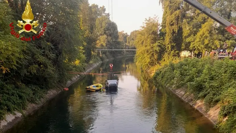 I Vigili del fuoco al lavoro per recuperare il mezzo finito nel canale