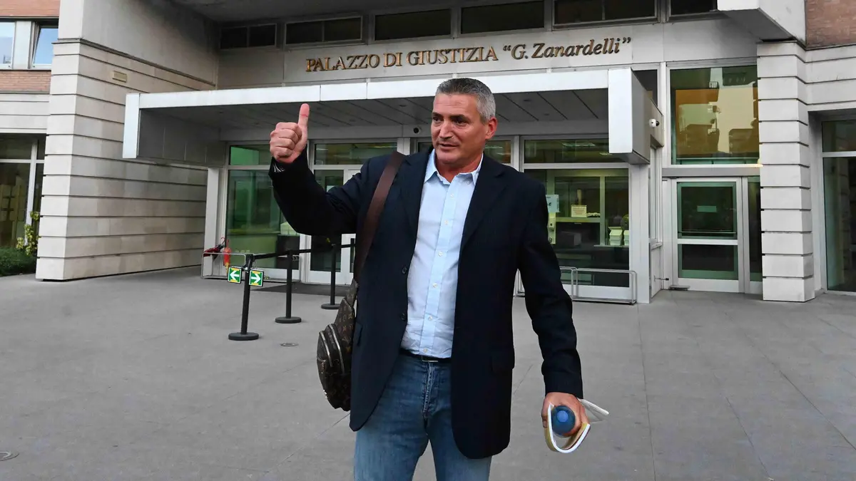 Il medico festeggia fuori dal tribunale dopo la prima assoluzione che venne confermata in appello