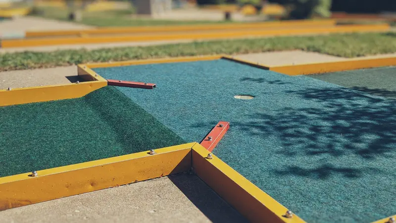 Una classica buca del minigolf