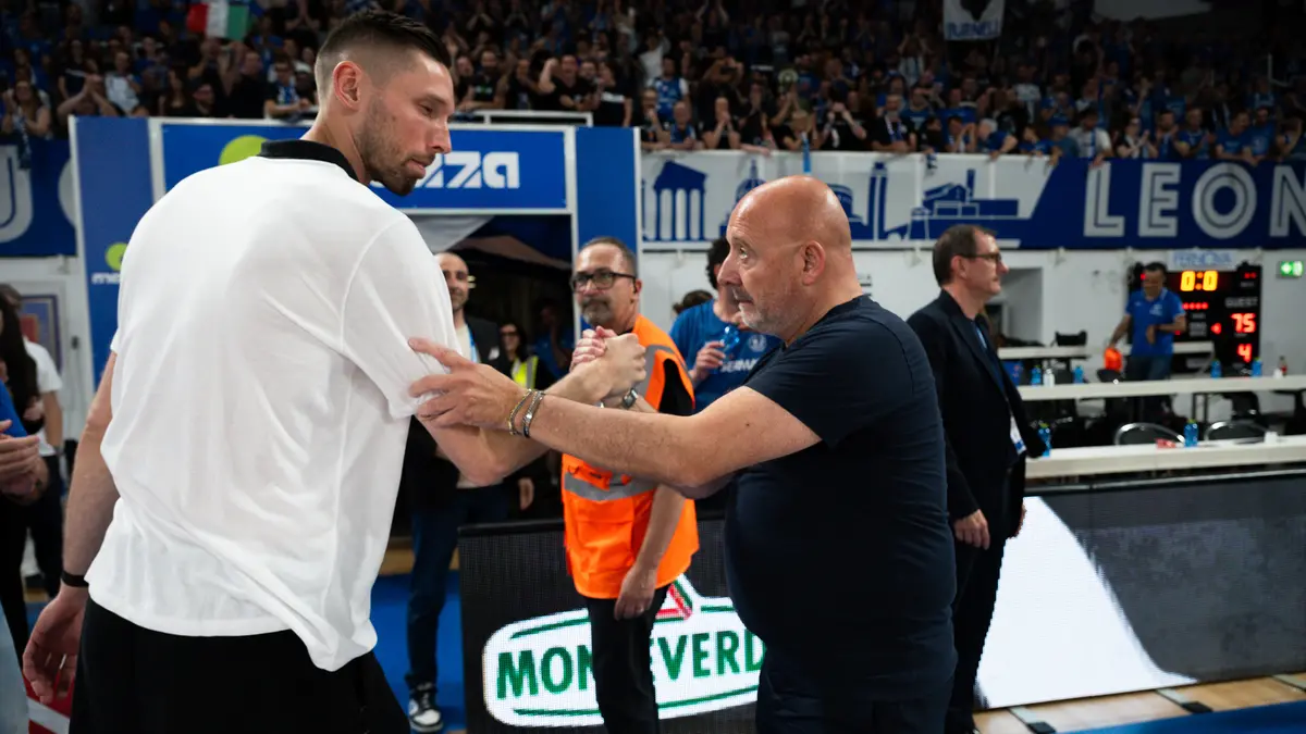 Mauro Ferrari con Jarrod Uthoff - © Checchi@newreporter