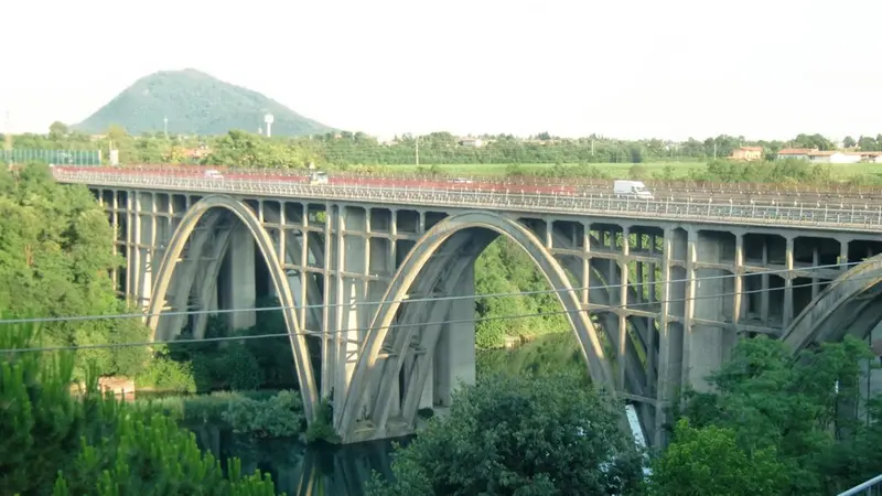 Il ponte della A4 sul fiume Oglio che necessita di interventi - © www.giornaledibrescia.it
