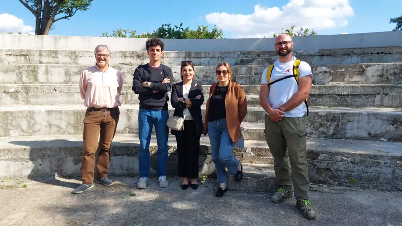 Da sinistra gli assessori Toninelli, Coponi e Arici; Ilary Scalvini di Elefanti Volanti e Giovanni Gandolfi di True Quality durante il sopralluogo all'anfiteatro