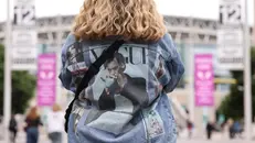 Una fan di Harry Styles in attesa del concerto a Wembley - Foto Ansa © www.giornaledibrescia.it