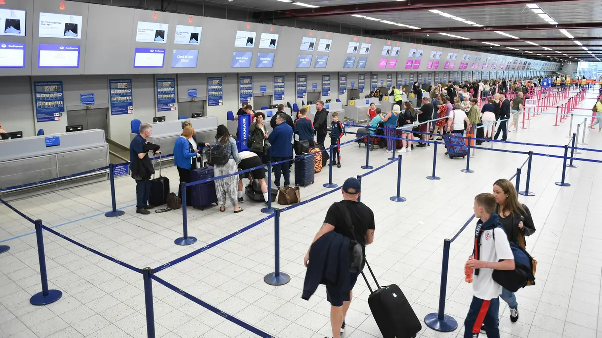 Passeggeri in coda al check-in in un aeroporto