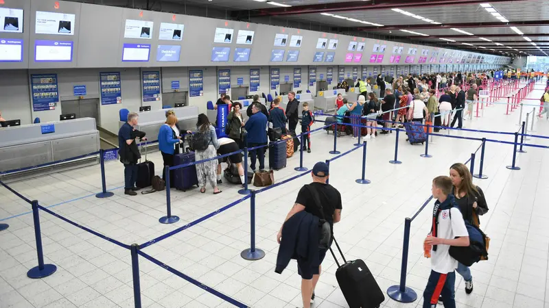 Passeggeri in coda al check-in in un aeroporto