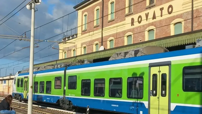 I due episodi avvenuti in pieno giorno alla stazione di Rovato (foto d'archivio)