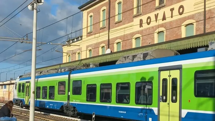 I due episodi avvenuti in pieno giorno alla stazione di Rovato (foto d'archivio)